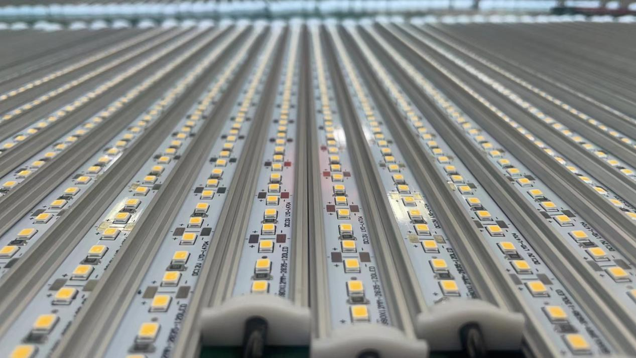 Wewnętrzne i zewnętrzne oświetlenie taśmy Led